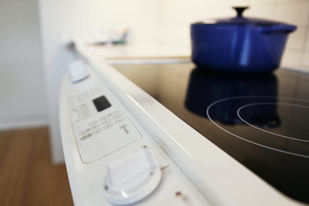 Induction cooktop vs radiant cooktop Kelly Bejelly Cooking something becomes fun when it is easy, quick to cook, and easy to clean after the meal. Therefore, the demand for traditional coiled cooktops with grates is decreasing day by day. People all over the world are turning their attitudes towards smooth cooktops such as induction or radiant ones. Both offer quick and easy cooking and last longer.