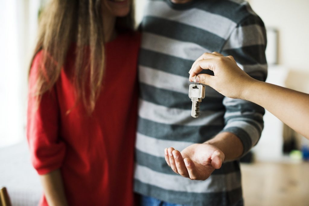 5 Ways to Save Money When Buying a House Kelly Bejelly Buying a house is probably the largest purchase you will ever make, and it can feel pretty overwhelming! If money's tight, you can save money with a bit of forward planning and these handy tips.