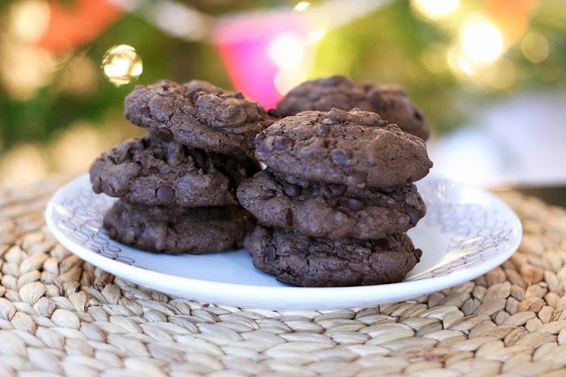Gluten Free Christmas Cookies Swap Kelly Bejelly One of my favorite things to do during the holidays is to bake up a storm of cookies and pies and make a pop tart gingerbread house with the kiddos. Waistline forgive me because stretchy pants are just going to happen. I've teamed up with some of my favorite bloggers to share a virtual Gluten Free Christmas Cookies swap. That way you eat the extra calroies and I don't have to stand in some crazy long line at the Post Office. Not every recipe is grain-free, hence the title of this series, but you'll find some gems in this bunch of cookie deliciousness.