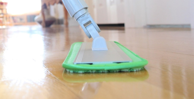 5 Best Mops for Vinyl Floor in 2021 Kelly Bejelly Vinyl is one of the most popular types of flooring mainly because it’s durable, easy to clean, and looks great. Since it’s made from PVC and other compounds, it needs special care different from other floor types.
