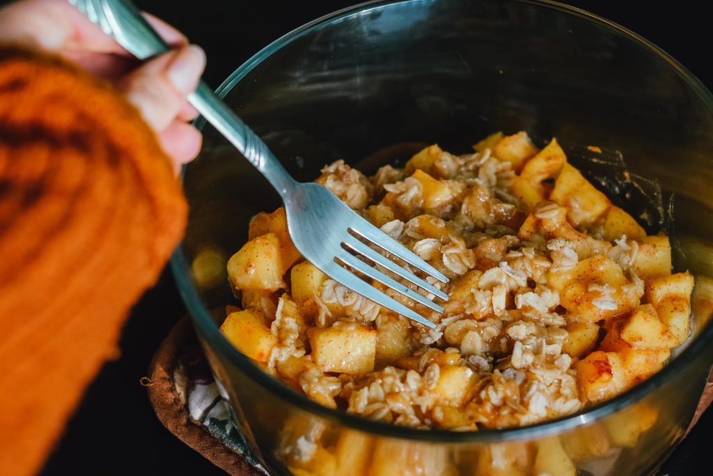 7 Easy Student-Friendly Recipes Kelly Bejelly In a recent NYU study, experts found that students gain an average of 1.5-6.8 lb during the first four months of college. Unfortunately, for students who enter college overweight, the average weight gain is often doubled.
