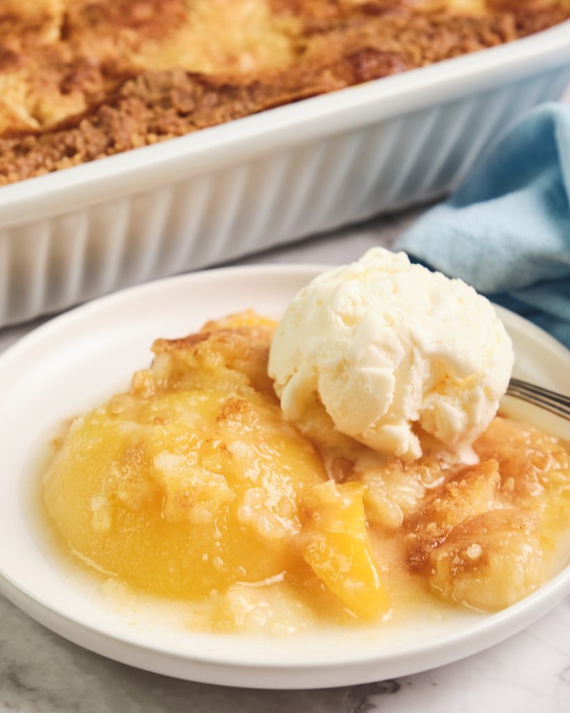 Easy Peach Cobbler with Cake Mix Kelly Bejelly peach cobbler topped with vanilla ice cream
