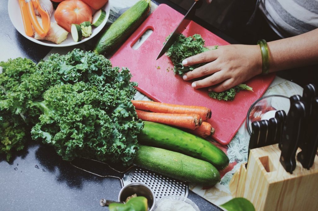 5 Things to look for in an Organic meal kit Kelly Bejelly The list of organic meal kits and delivery services continue to grow day by day. With the emergence of so many organic meal kit delivery services, it is crucial that one knows what exactly it is that they are buying. Each organic meal kit delivery service has its own unique menus and specialty. Do not just buy an organic meal kit that says it offers organic ingredients with no additional information. Not all meal delivery services are created equal. Here are 5 things to look for in an organic meal kit.