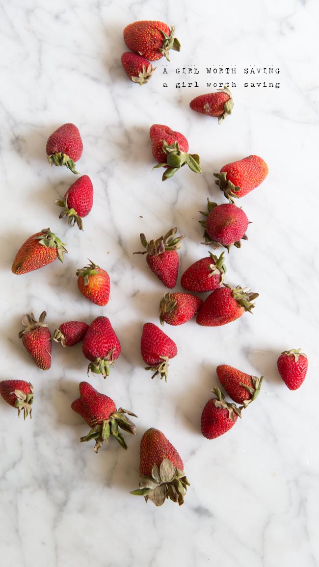 Strawberry Spritzer (Whole30) Kelly Bejelly strawberry Spritzer