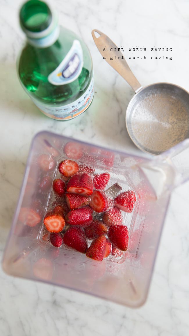 Strawberry Spritzer (Whole30) Kelly Bejelly strawberry Spritzer